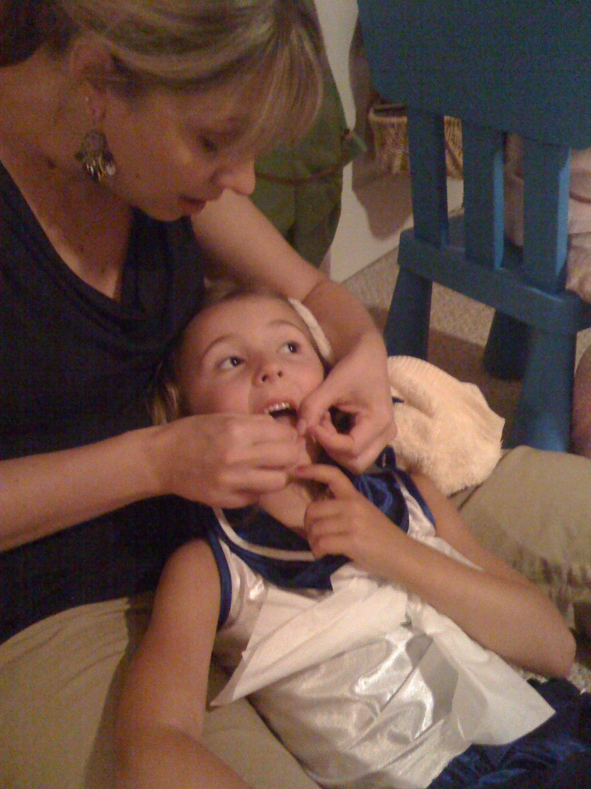 Monti loses her first tooth with help from her Aunt Kim