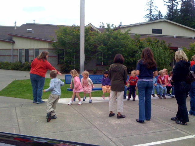 Dahlia visits a kindergarten class